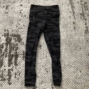 Dark camo Athleta leggings xs